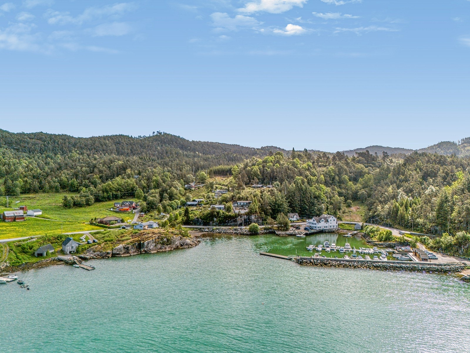 - Hva er dine favoritt-turer i nærområdet?: Terrengløping rundt og over fjelltopper i sør av Halsnøy. Fatlandsskogen med barn. Båt over til Fjeldberg landhandel eller Sæbøvik. - Galleribilde