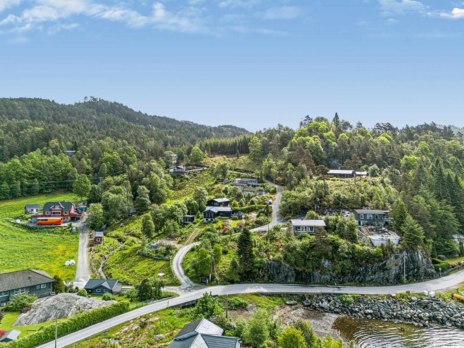 - Boligen har et rolig, sjønært og landlig preg med spredt bebyggelse. Med god blanding av helårsboliger, fritidsbebyggelse, mindre næringsvirksomhet og landbruks-/skogeiendommer. - Galleribilde