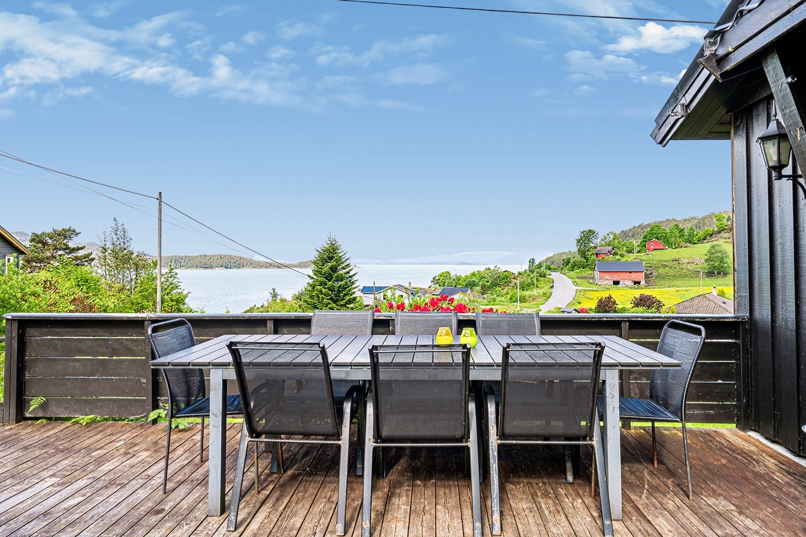 - Terrasse med gode solforhold fra ca. 08:00 - 22:00 midtsommers. - Galleribilde