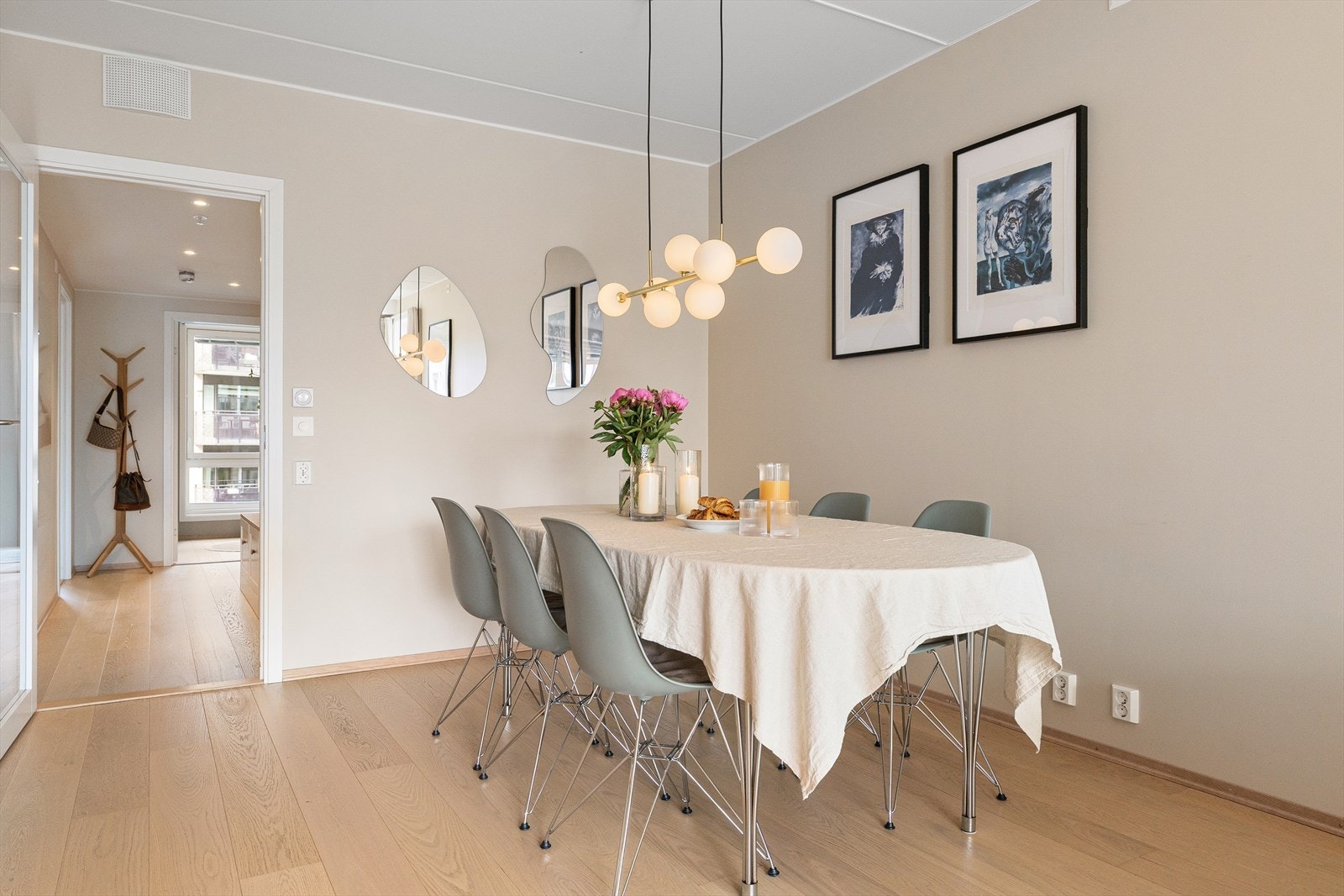 Her får du en god planløsning med store rom, praktisk med to bad og lagringsplass i innvendig bod. Galleribilde