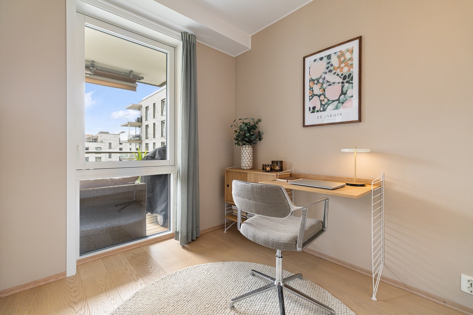 Rommet er innredet og brukt som hjemmekontor. Galleribilde