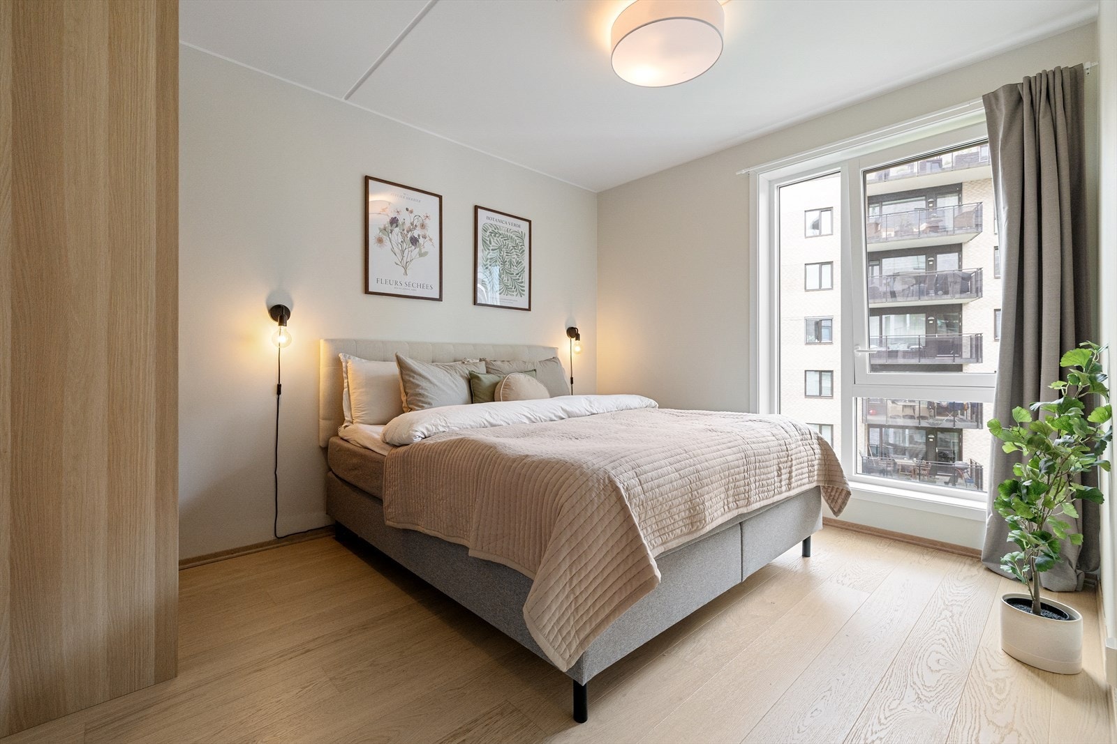 Hovedsoverommet er romslig, og har god plass til dobbeltseng med tilhørende nattbord og åpent garderobeskap. Galleribilde