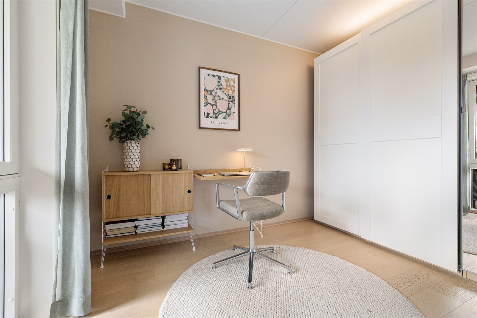 Innholdsrik skyvedørsgarderobe langs den ene veggen sikrer godt med lagringsplass. Galleribilde