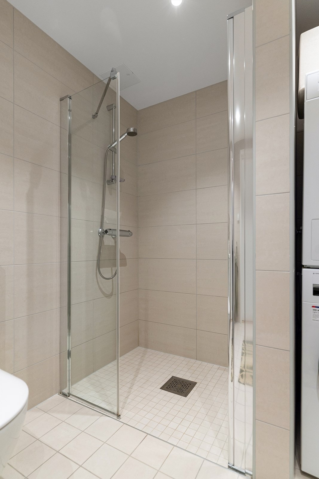 Badet har flislagte overflater, behagelig gulvvarme og downlights med dimmer. Galleribilde