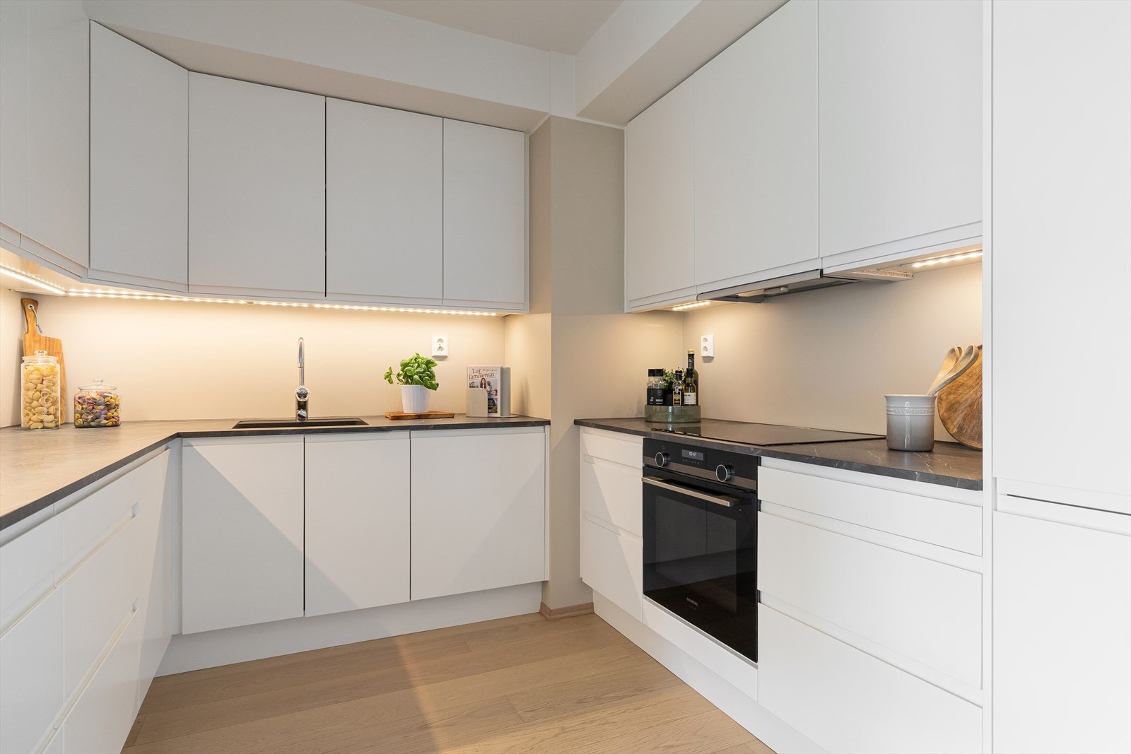Innbydende og stilrent Sigdal-kjøkken av høy kvalitet. Moderne kjøkken med hvite, glatte fronter og benkeplate i laminat. Det er gjort betydelige tilvalg på bad og kjøkken som gir et mer tidløst og eksklusivt inntrykk. Galleribilde