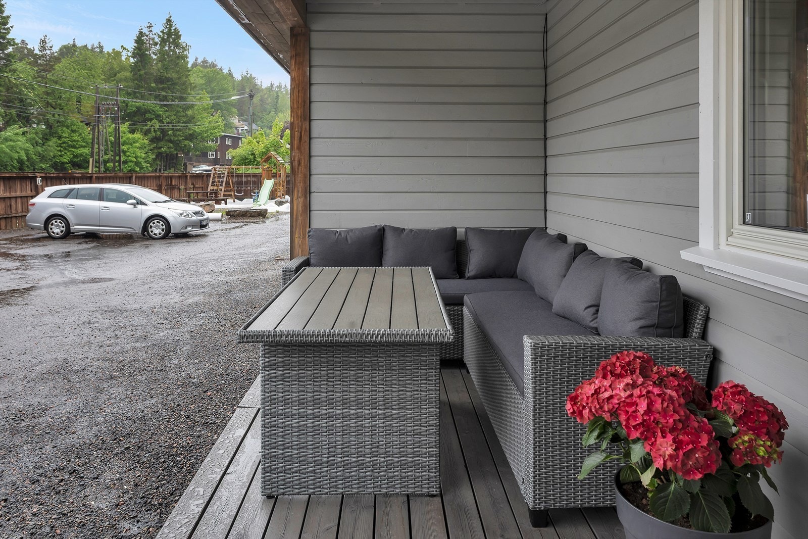 Her ute er det god plass til utemøbler og grill Galleribilde
