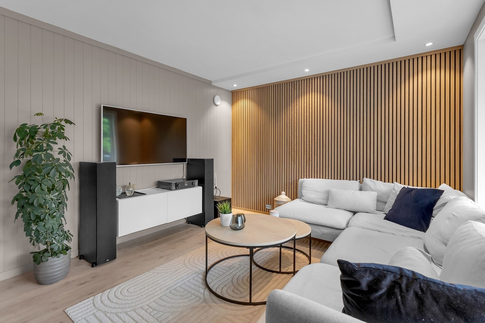 Velkommen inn! Leiligheten har et moderne preg med pene overflater og spilevegg i stuen. Down-lights i taket Galleribilde