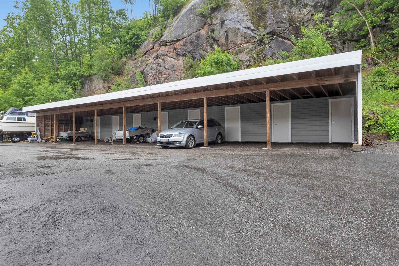 Carport og utvendig bod helt til høyre følger med leiligheten Galleribilde