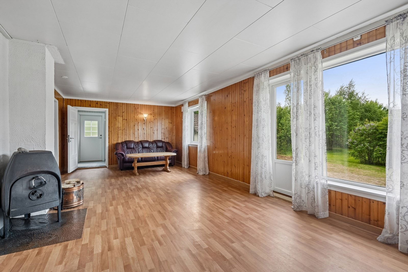 Den andre stuen ligger i boligens opprinnelige del fra 1920 og har en eldre vedovn. Galleribilde