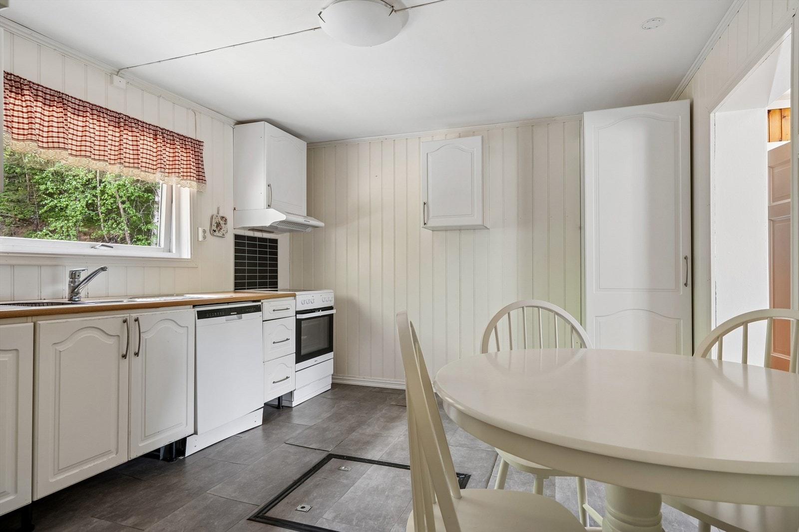 Kjøkkenventilator med avtrekk ut sørger for god utlufting under matlaging. Galleribilde