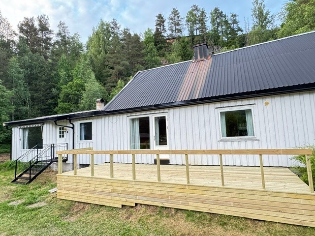 Verandaen på 17 m² er nylig oppgradert med nye gulvbord og delvis etablert rekkverk. Galleribilde