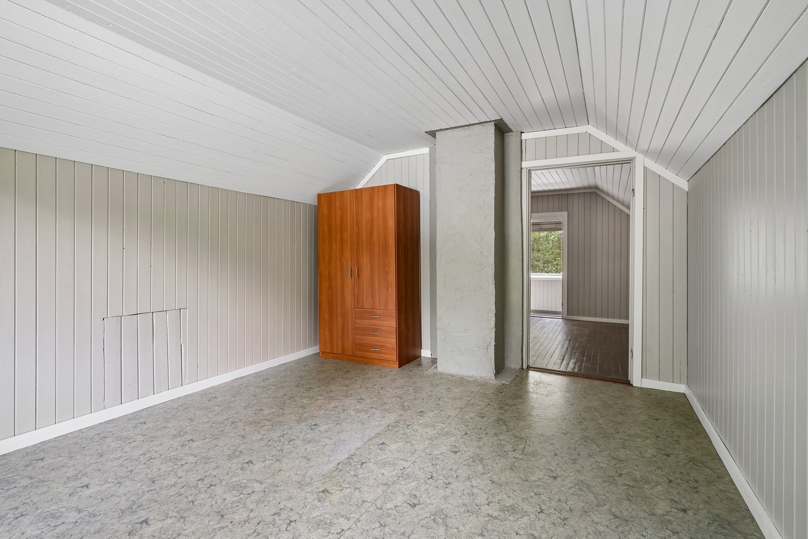 Soverommet har god plass til både seng og oppbevaringsmøbler. Galleribilde