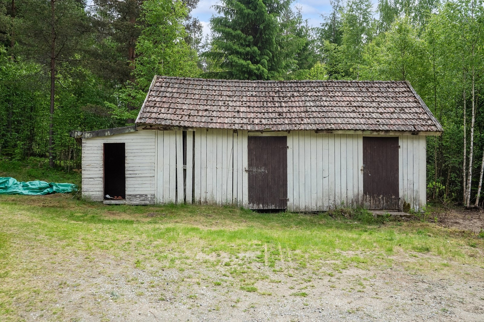 Frittstående uthus på 28 m². Bygningen har et betydelig vedlikeholdsetterslep og er ikke tilstandsvurdert. Galleribilde