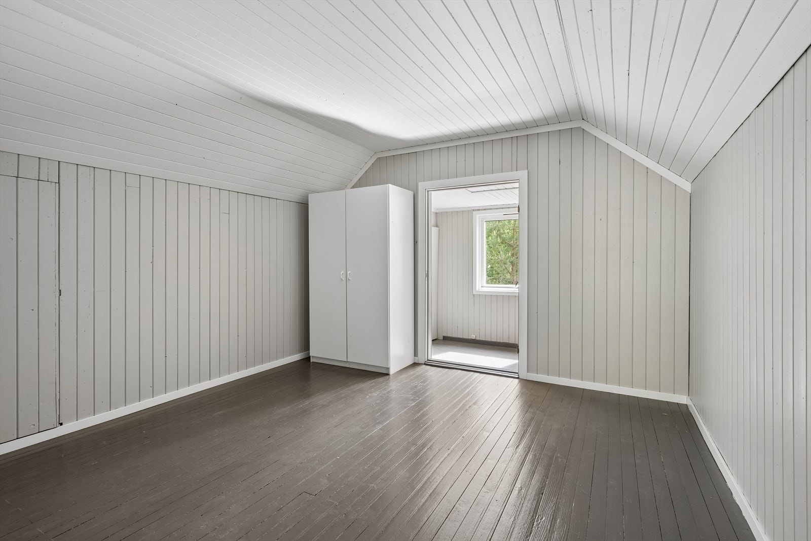 Det er lagringsmuligheter i kneveggene på begge sider. Galleribilde