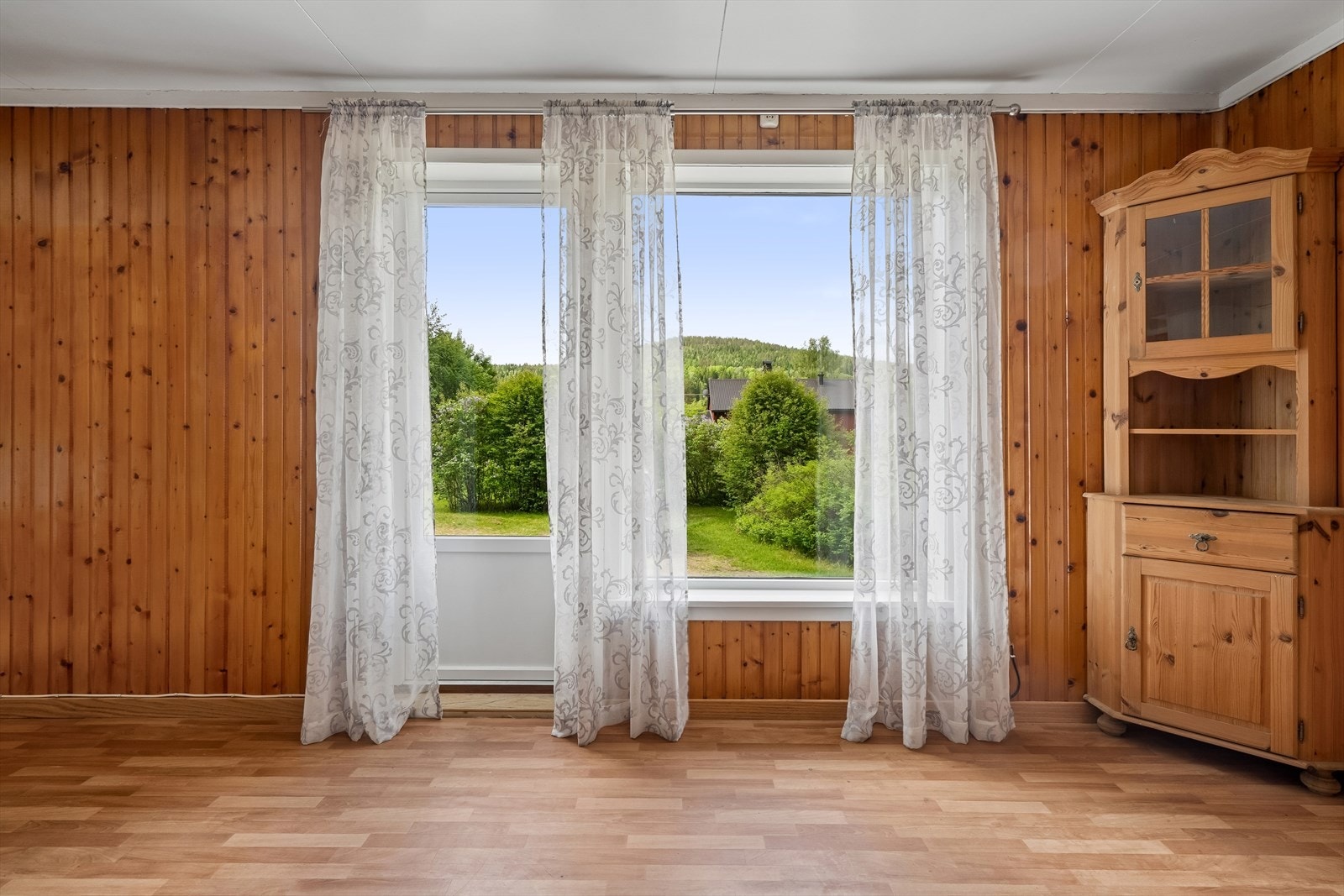 Fra denne stuen er det utgang til verandaen. Galleribilde