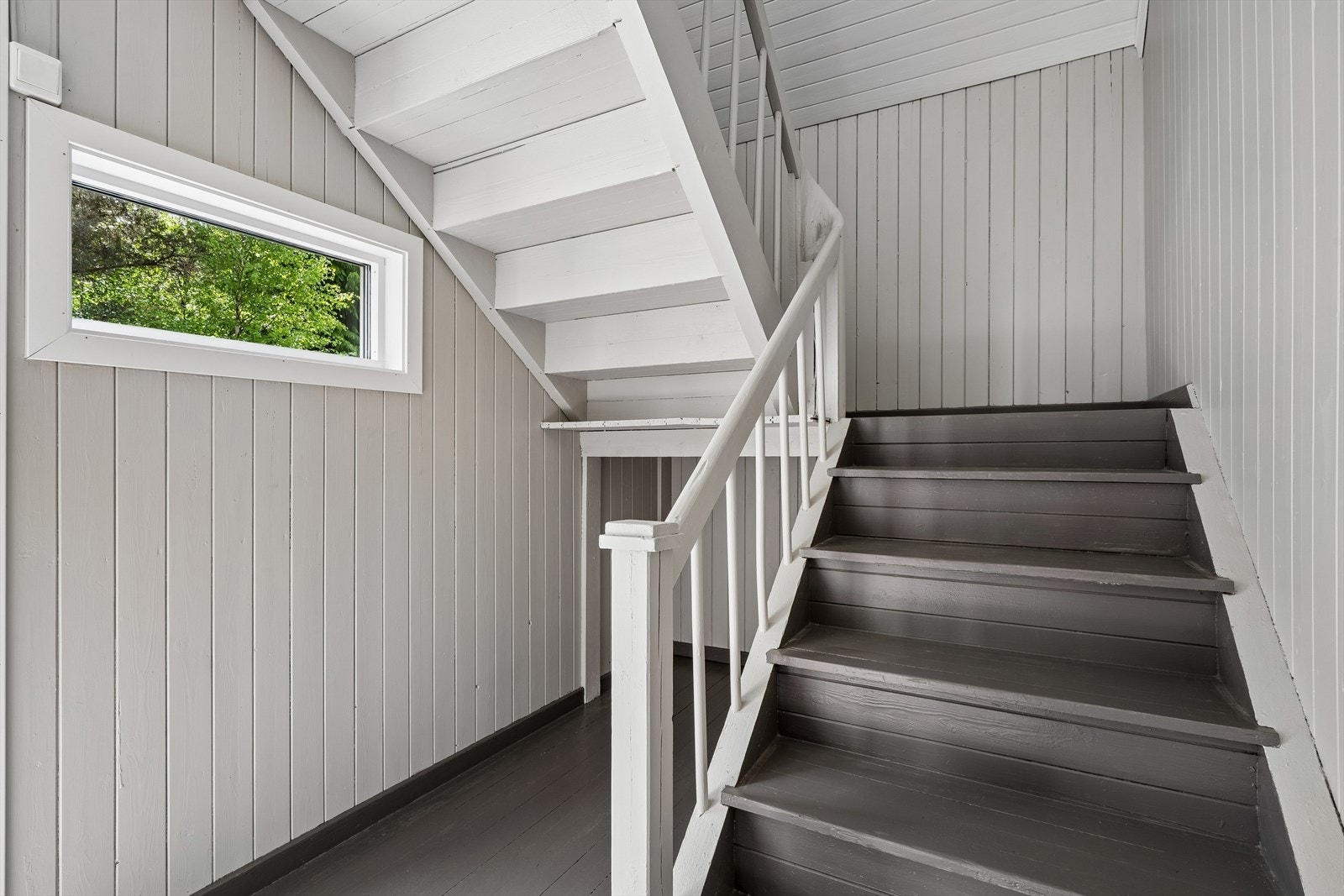 Trappen i tre forbinder første og andre etasje. Galleribilde