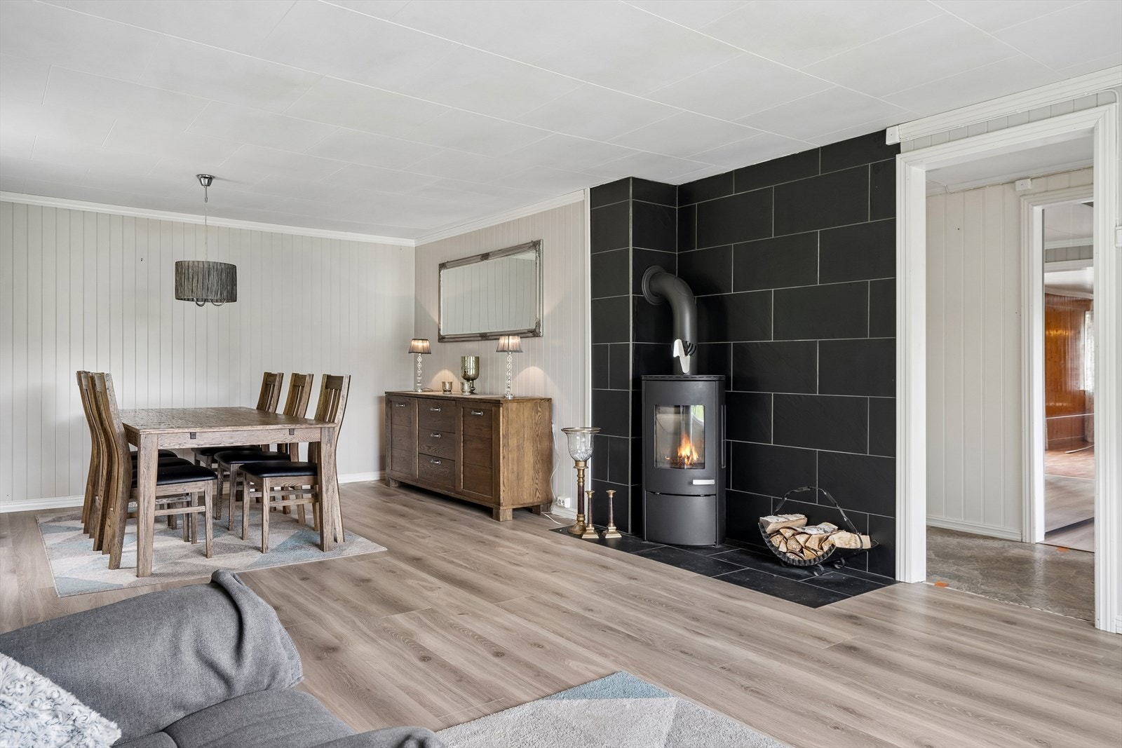 Stuen i tilbygget har plass til både sofagruppe og spisebord. Galleribilde