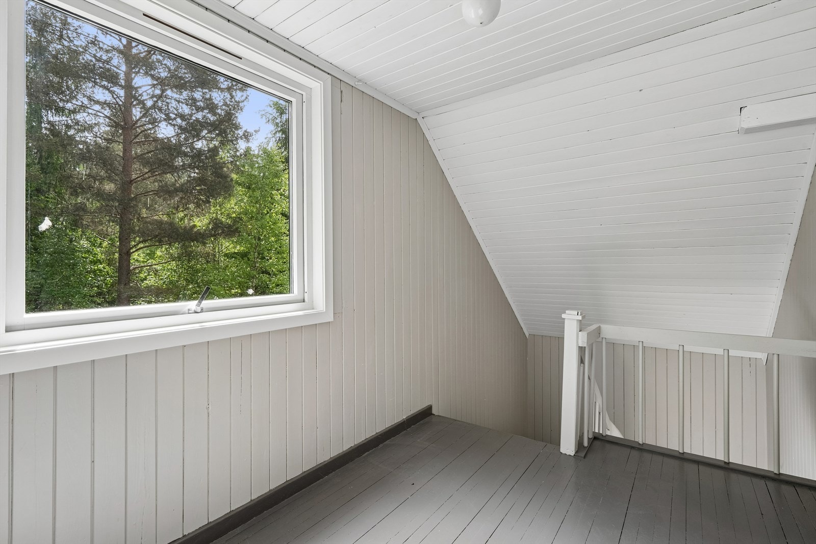 Ankomst til andre etasje, med tregulv og panelkledde vegger. Galleribilde