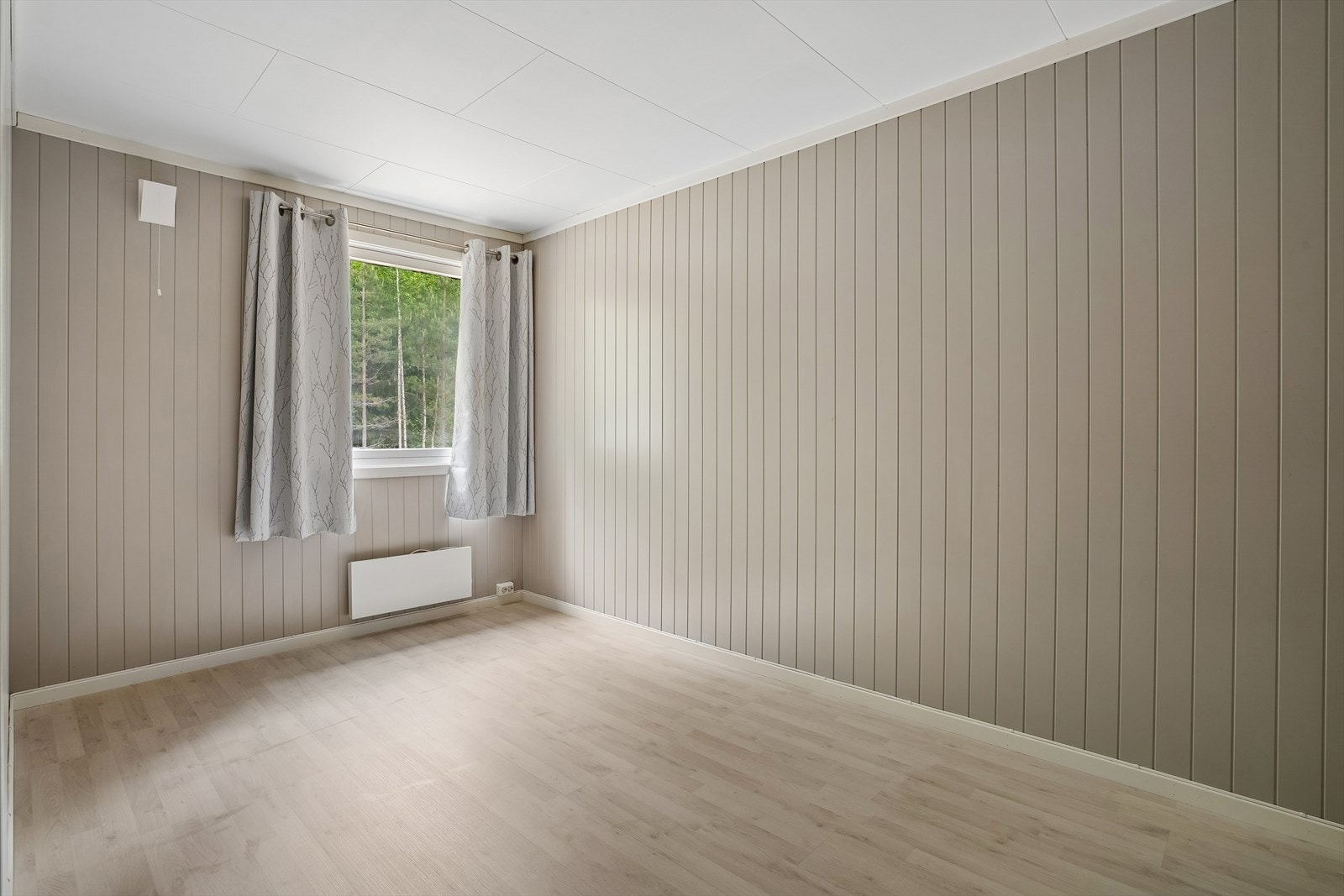 Soverom i første etasje med panel på veggene. Galleribilde