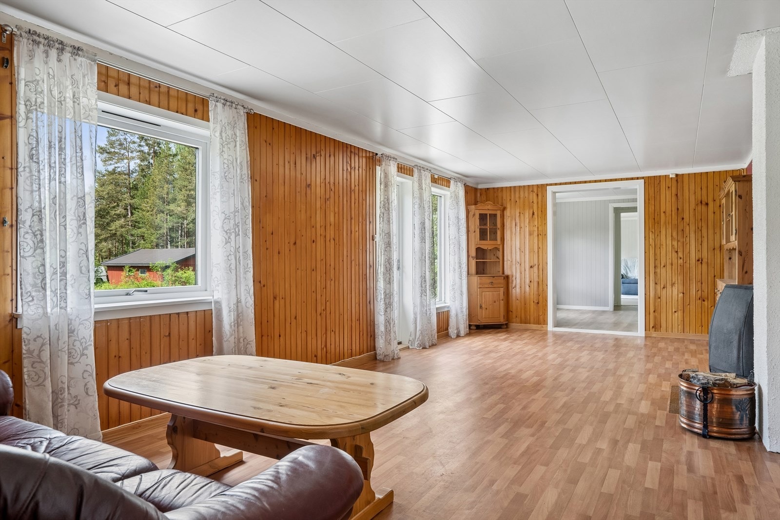 Store vindusflater gir godt med lys og utsikt mot hagen. Galleribilde