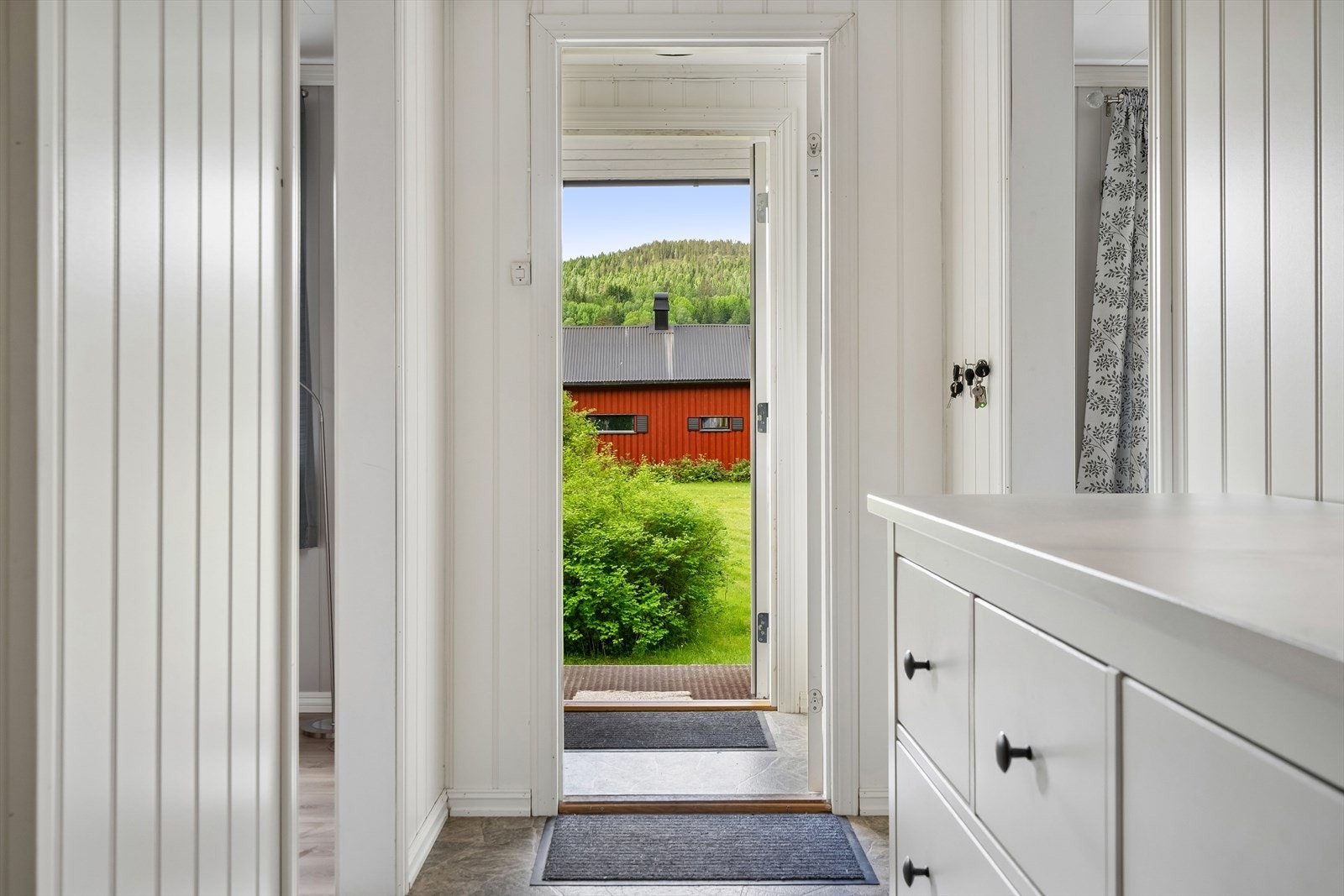 Boligen har to separate inngangspartier. Entrédørene er av nyere dato med isolerglass. Galleribilde