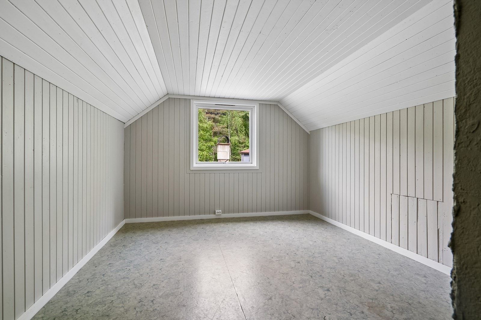 Vindu med isolerglass gir naturlig lys til rommet. Galleribilde