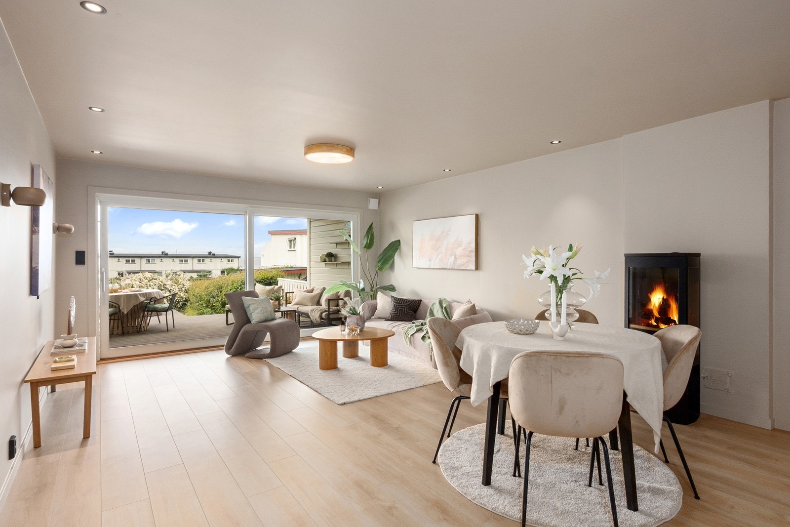 Rekkehus renovert i 2026, med familievennlig og gjennomtenkt planløsning over to plan. Galleribilde