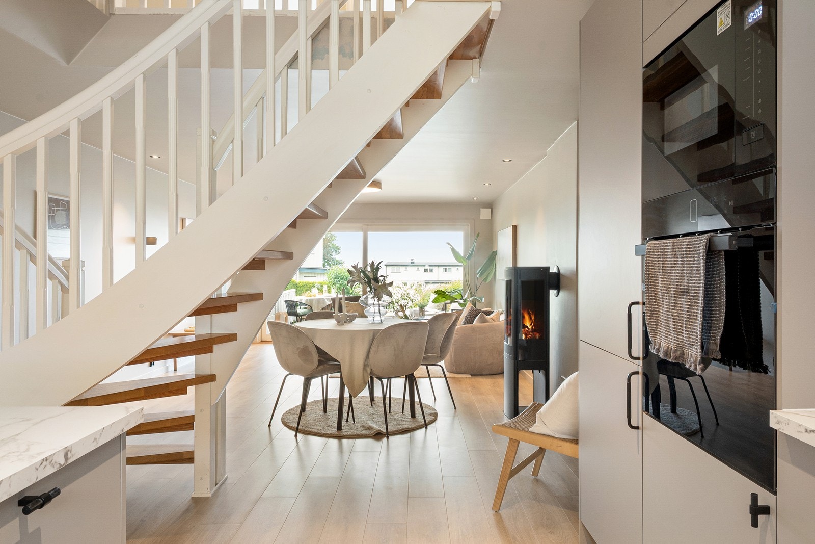Trappen til 2. etasje skaper et naturlig skille mot stuen som ligger i åpen løsning. Galleribilde