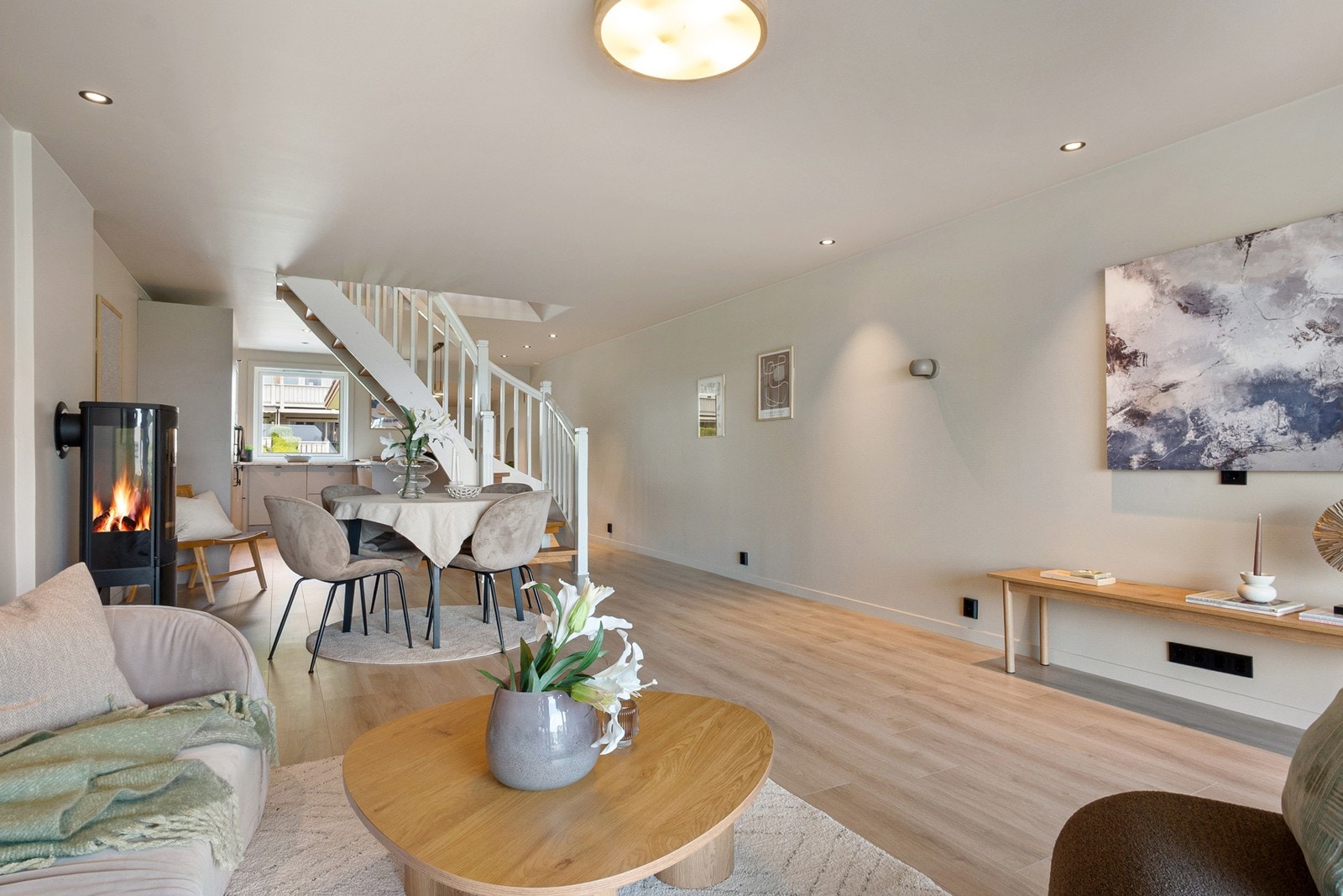 Stuen har god plass til både sofagruppe og spisebord, med gjennomgående 1-stavs laminatgulv. Galleribilde