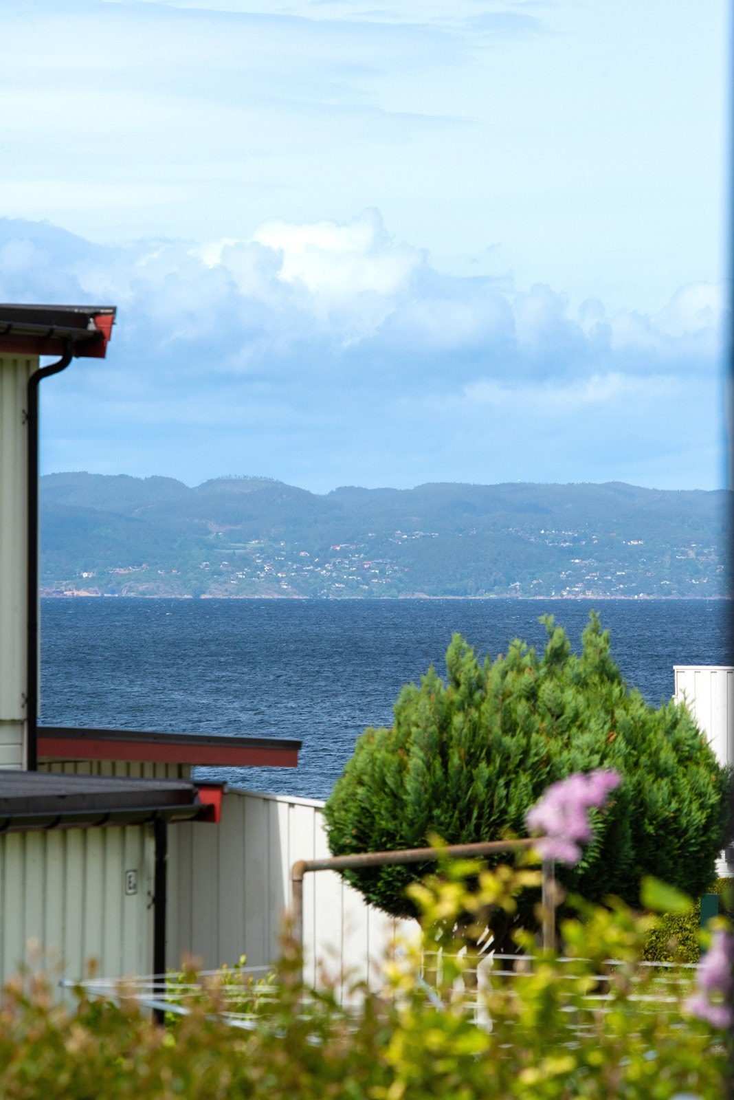Herfra ser du over hustakene og utover Oslofjorden. Galleribilde