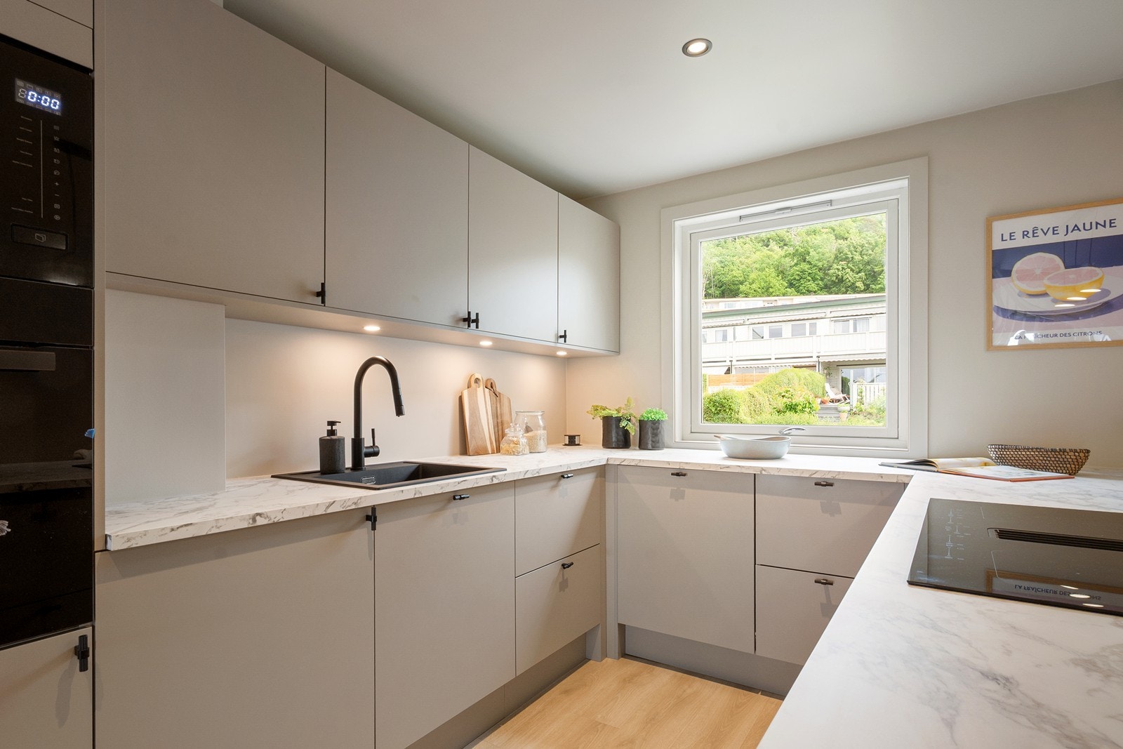 Et stort vindu gir hyggelig utsyn mot fremsiden av boligen og naturlig lys, i tillegg til benkebelysning og downlights. Galleribilde