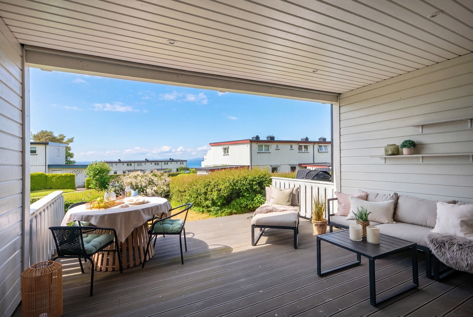 Terrassen på 31 kvm har plass til møblement for både måltider og avslapning til ettermiddags- og kveldssolen. Galleribilde