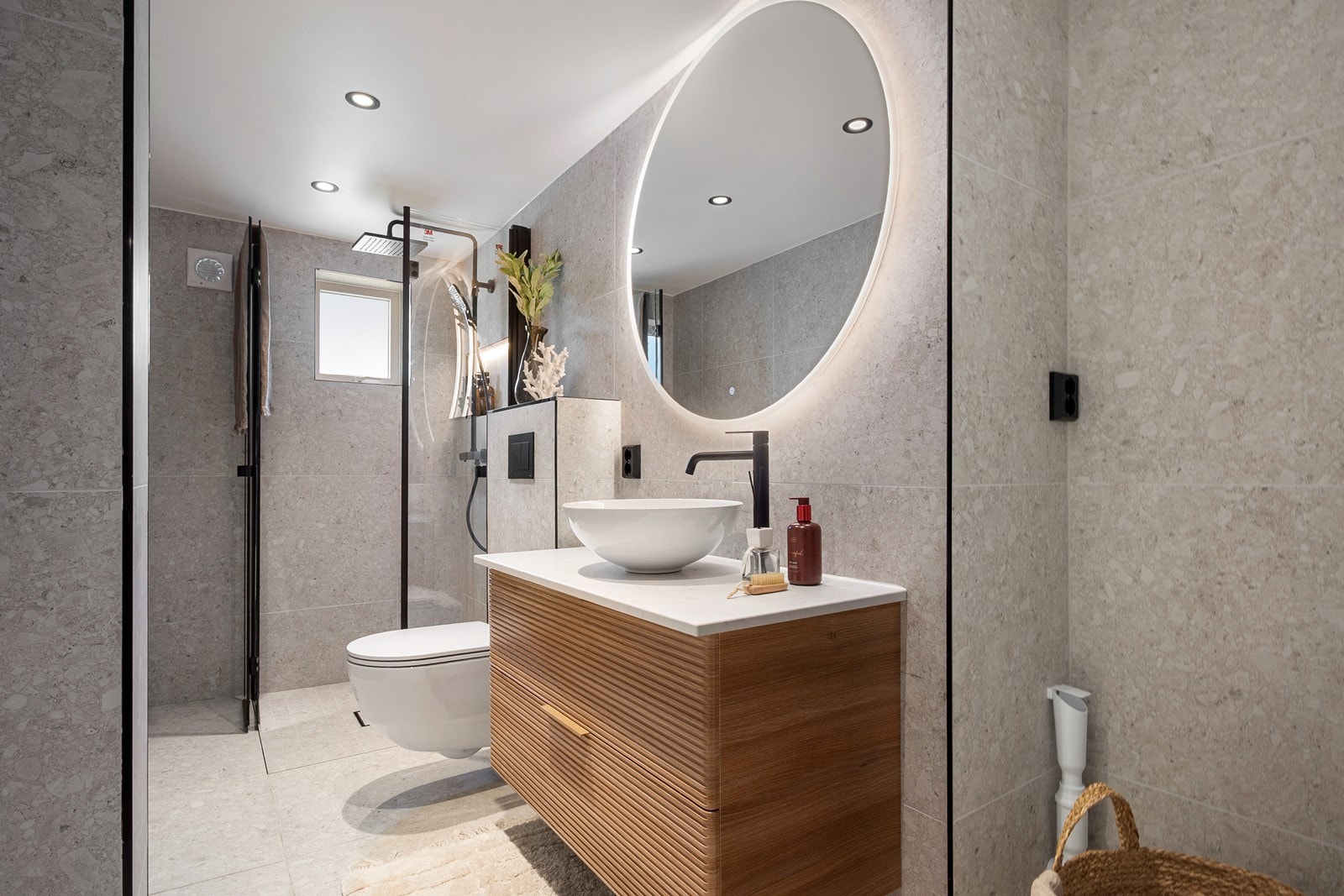 Badet ble renovert i 2026 og fremstår moderne og tidløst på samme tid, med store fliser, gulvvarme og downlights. Galleribilde