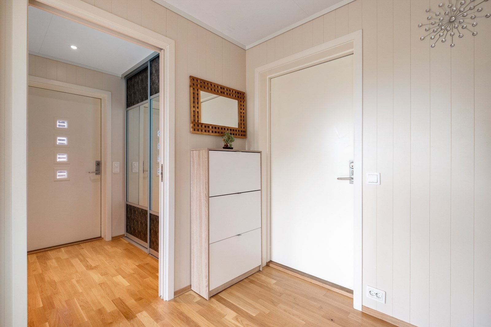Entré med skyvedørsgarderobe. Galleribilde