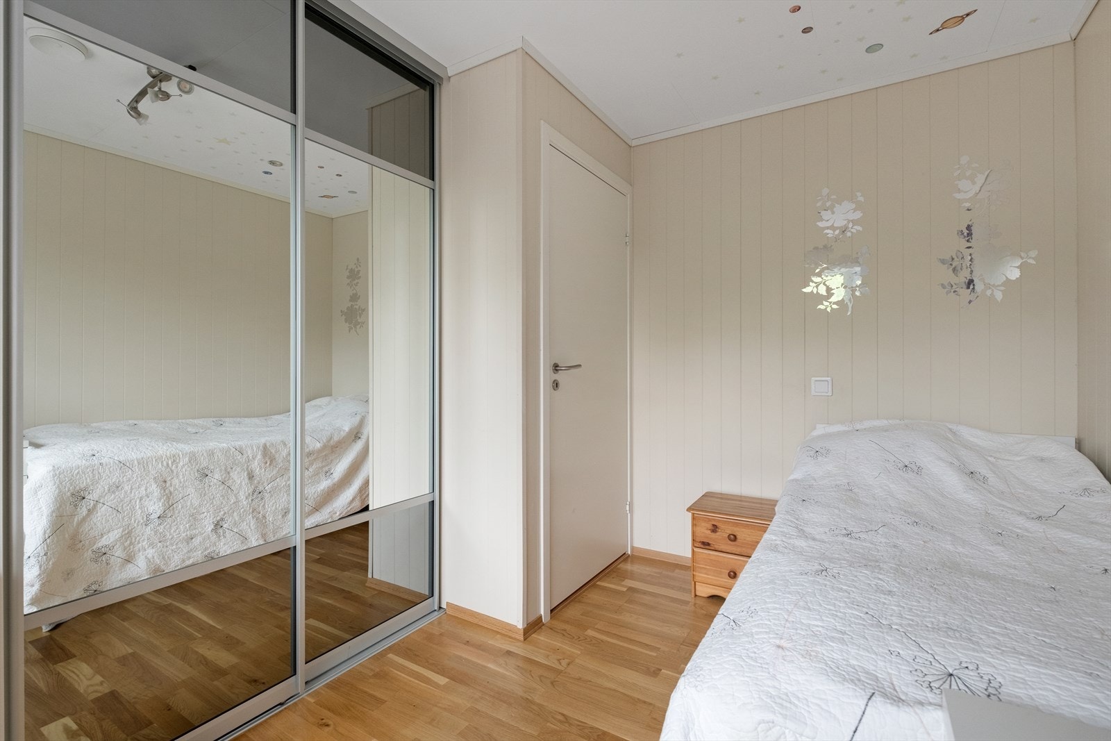 Soverommet har gode oppbevaringsmuligheter i skyvedørsgarderobe. Galleribilde