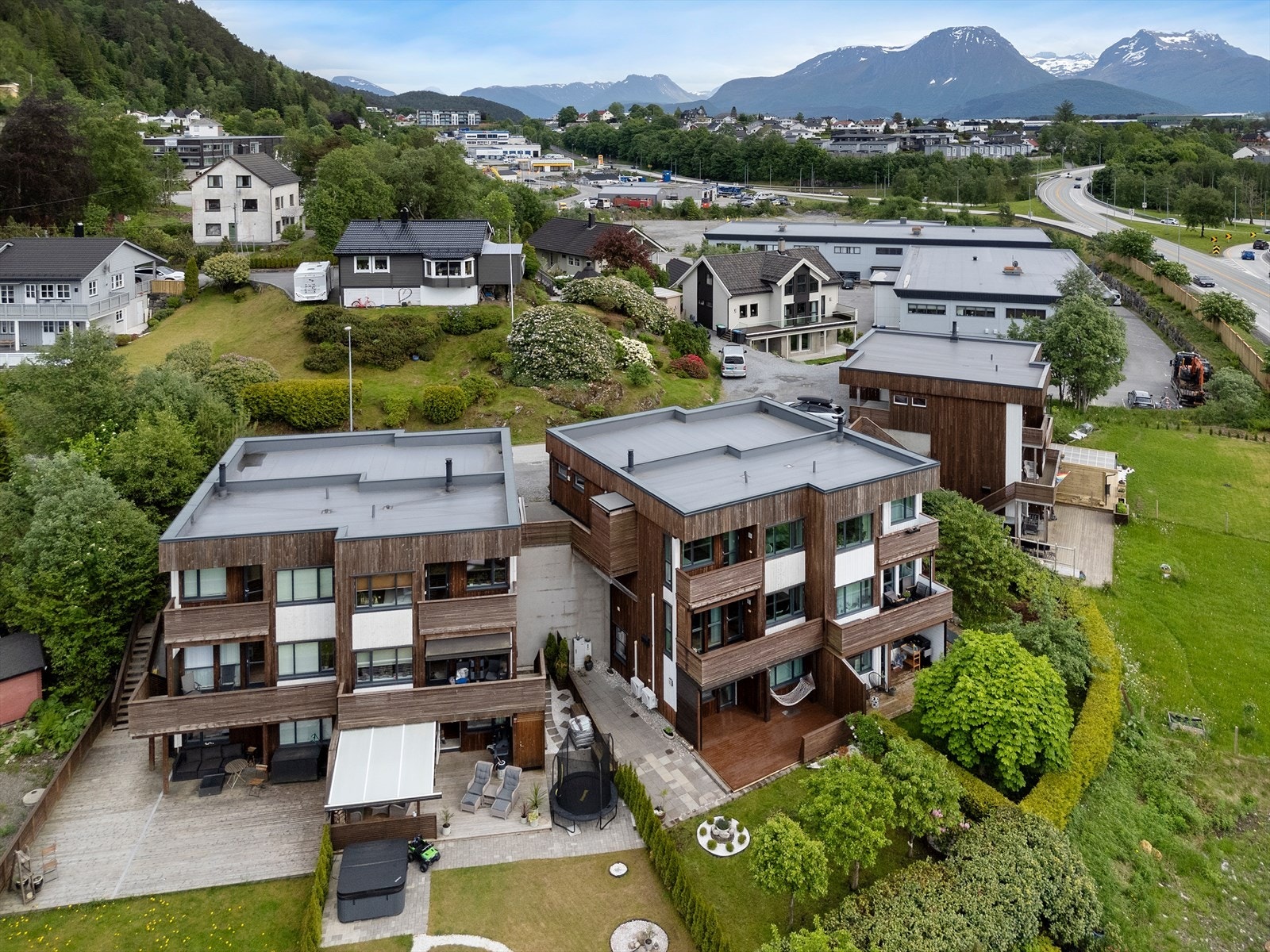 Det er kort vei til flotte tur- og friluftsområder som gir gode muligheter for rekreasjon året rundt. Galleribilde