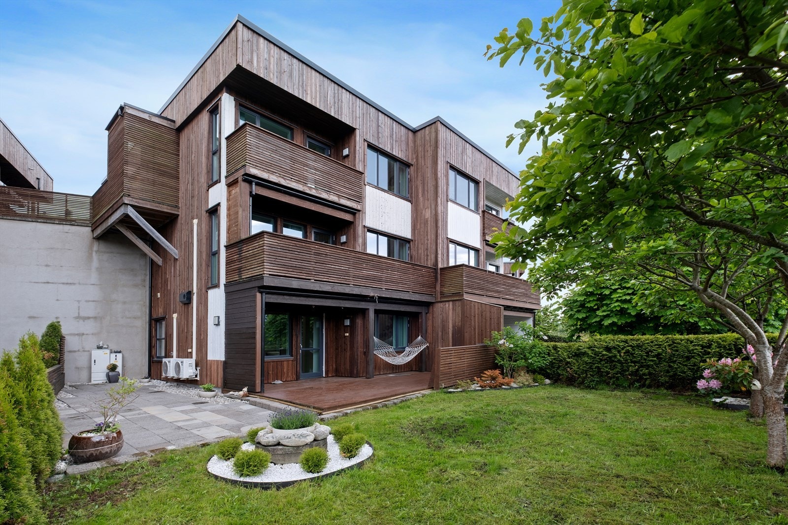 Terrassen på ca. 20 m² har vestvendt beliggenhet og gode solforhold. Galleribilde