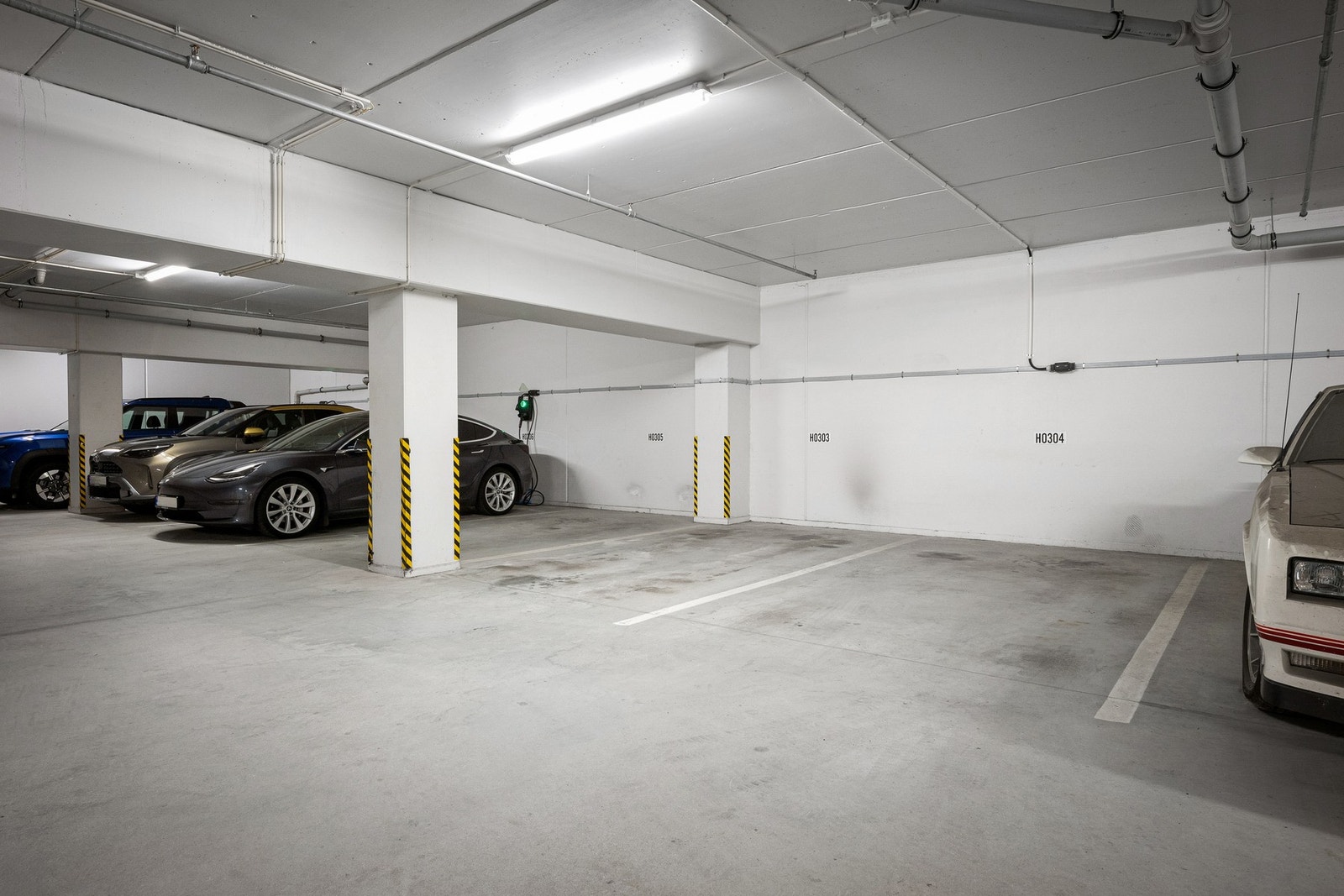 Fast parkering i lukket anlegg med mulighet for å installere lader Galleribilde