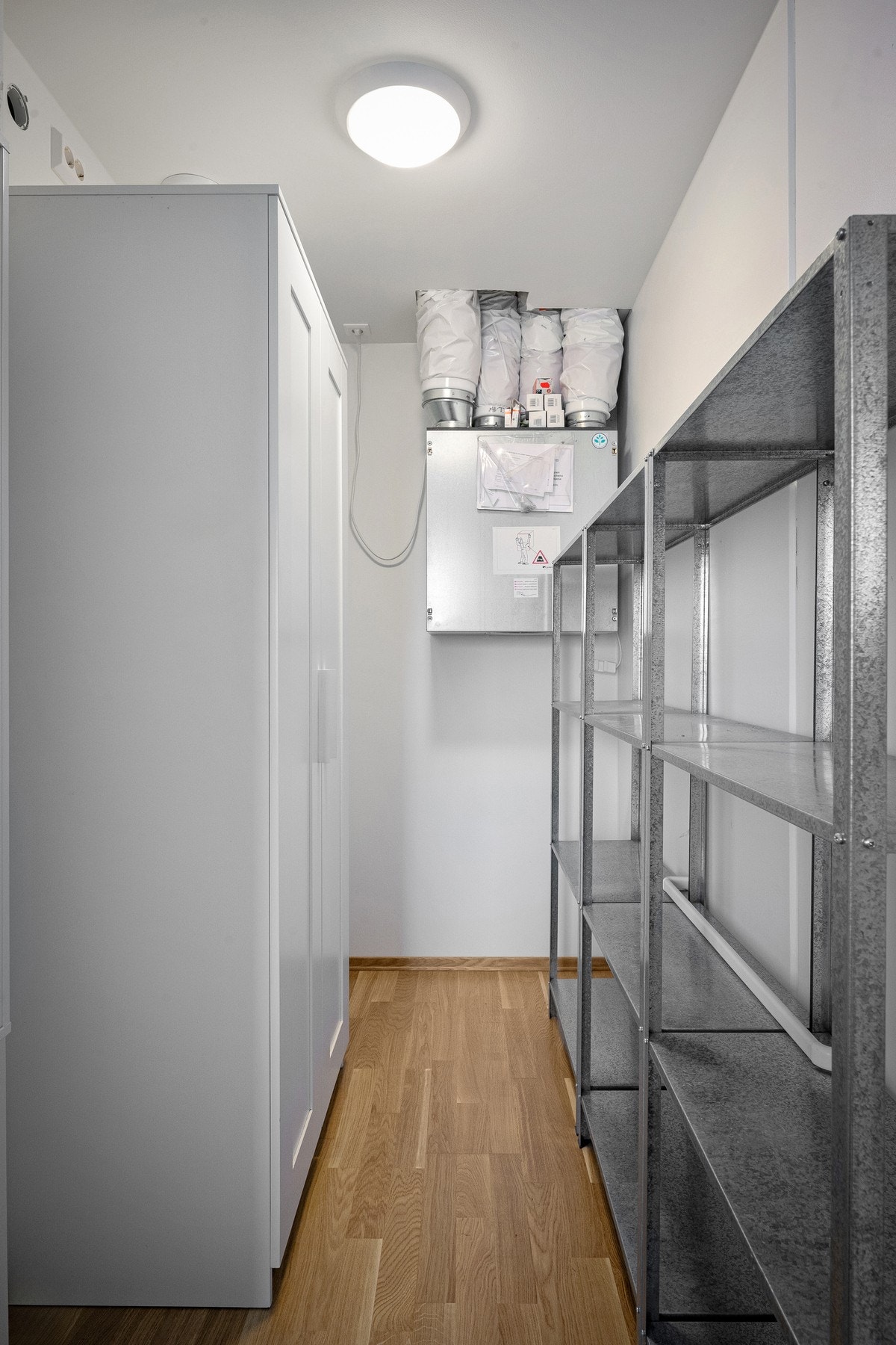 Bod/teknisk rom inn fra soverommet. Lagringsplass og balansert ventilasjon. Galleribilde