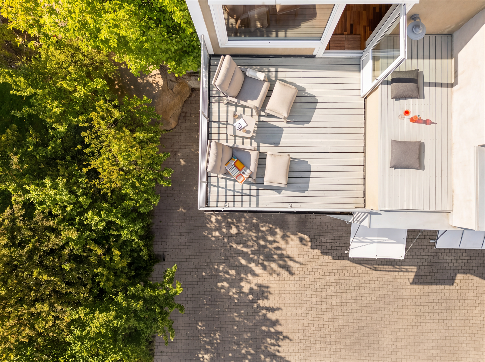 Takterrassen troner høyt og viderefører boligens stilsikre utforming. Carport finnes på undersiden av terrassen. Galleribilde