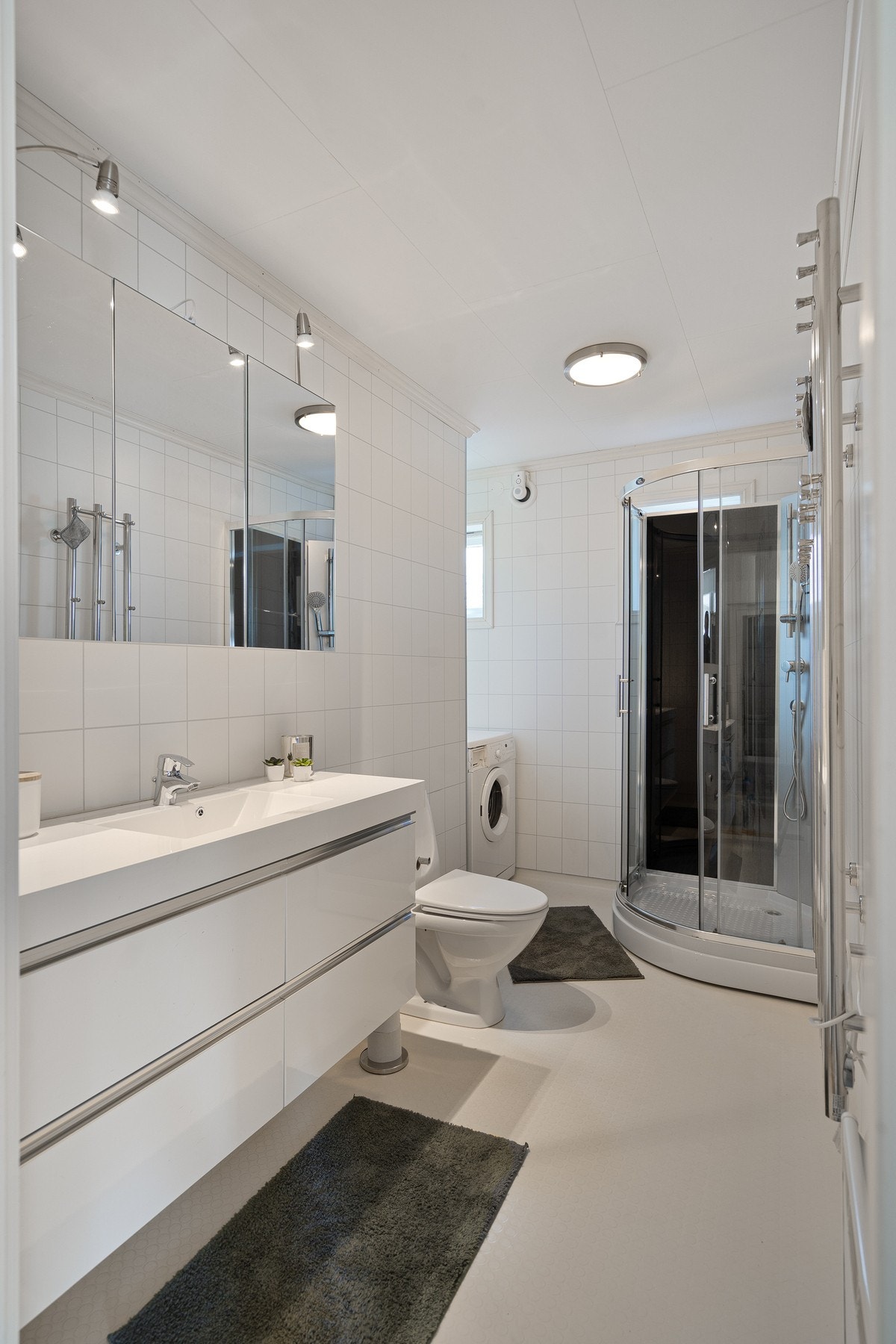 På badet er det også opplegg for vaskemaskin Galleribilde