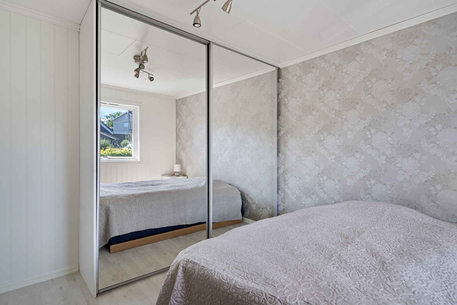 Stor skyvedørsgarderobe på soverommet Galleribilde