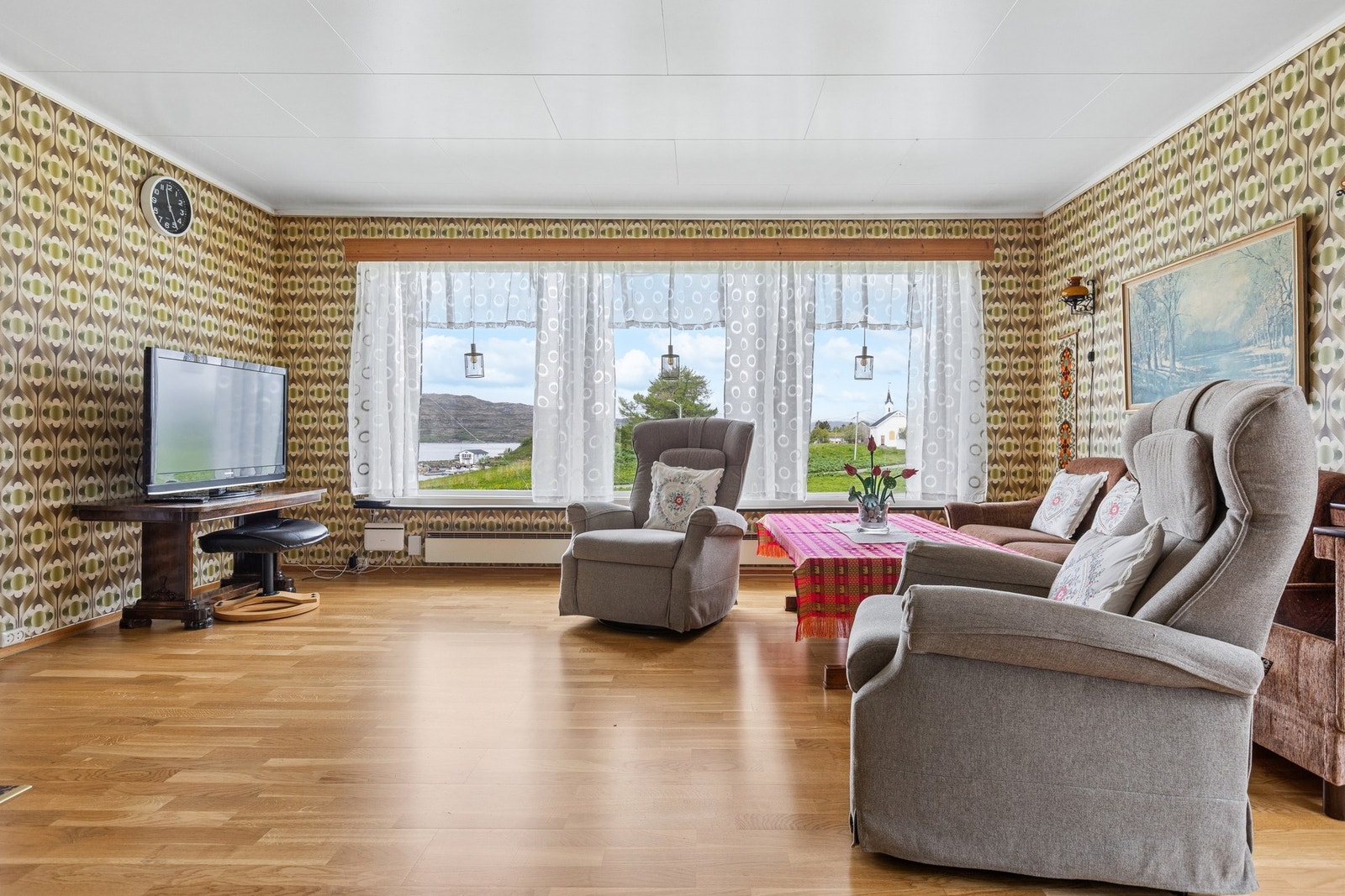 Store vindusflater slipper inn dagslys og rammer inn den flotte utsikten. Galleribilde