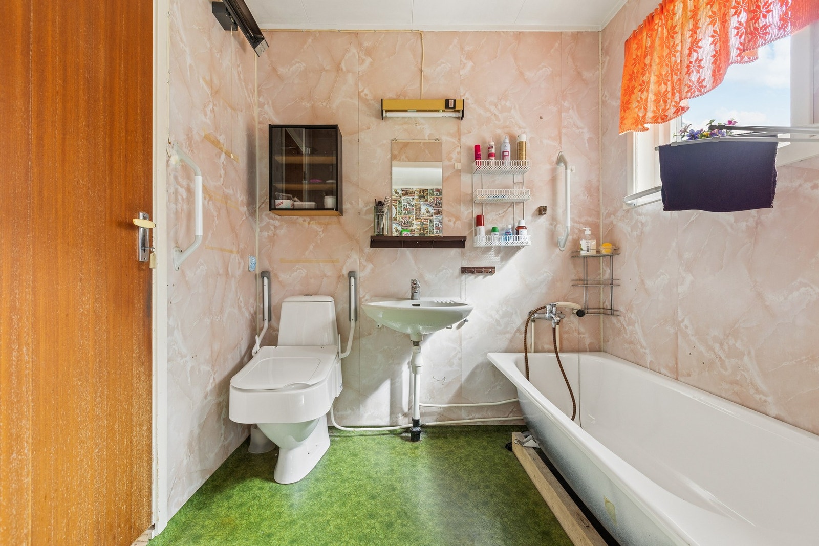 Badet i hovedetasjen er utstyrt med badekar, toalett og servant. Galleribilde