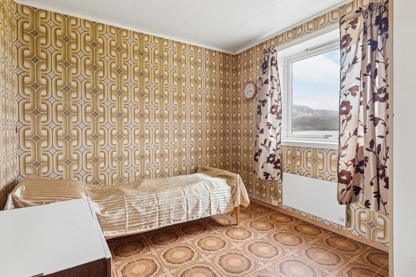 Soverom med plass til seng og oppbevaringsmøbler. Galleribilde