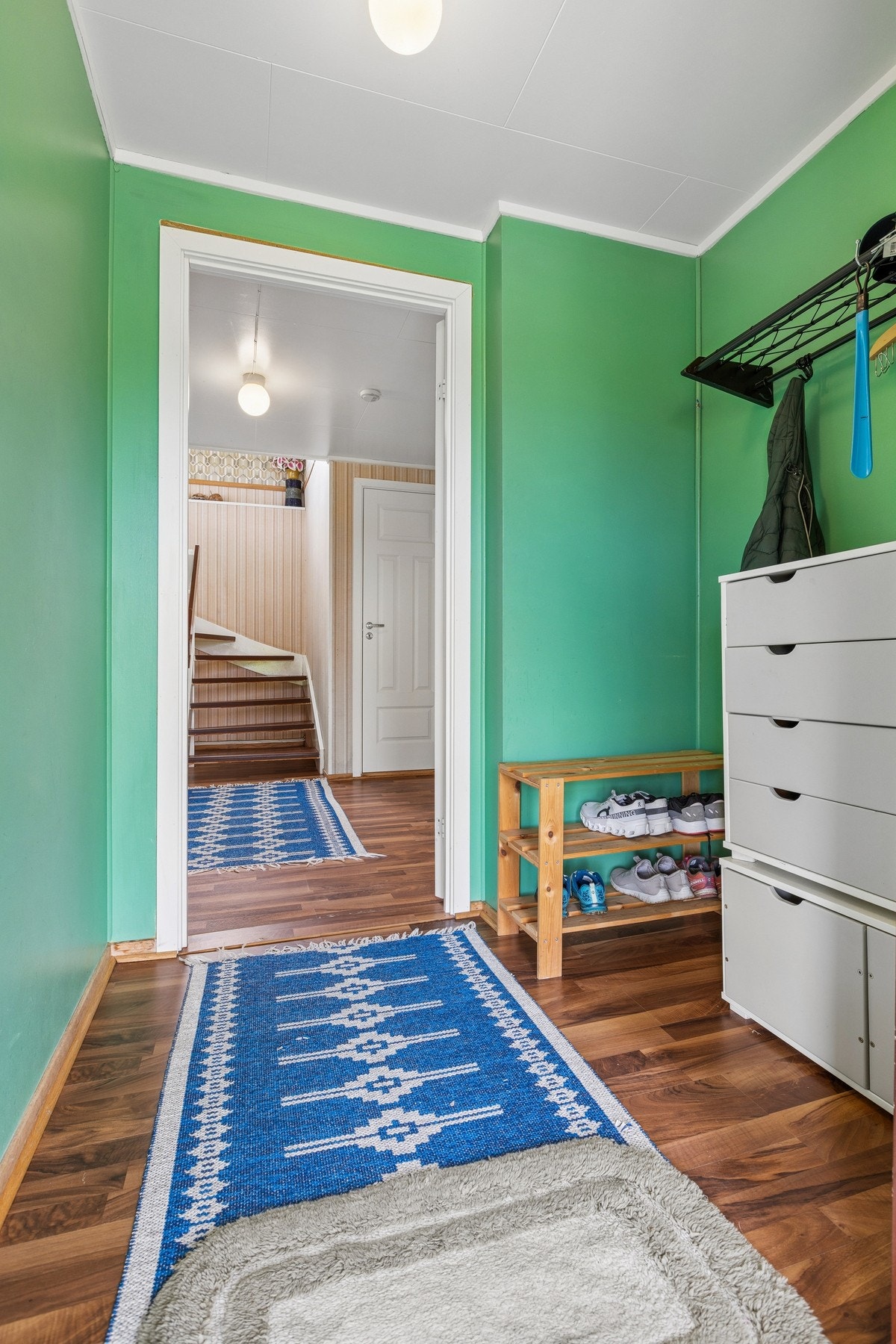 Entré i underetasjen med plass til oppbevaring av yttertøy og sko. Galleribilde