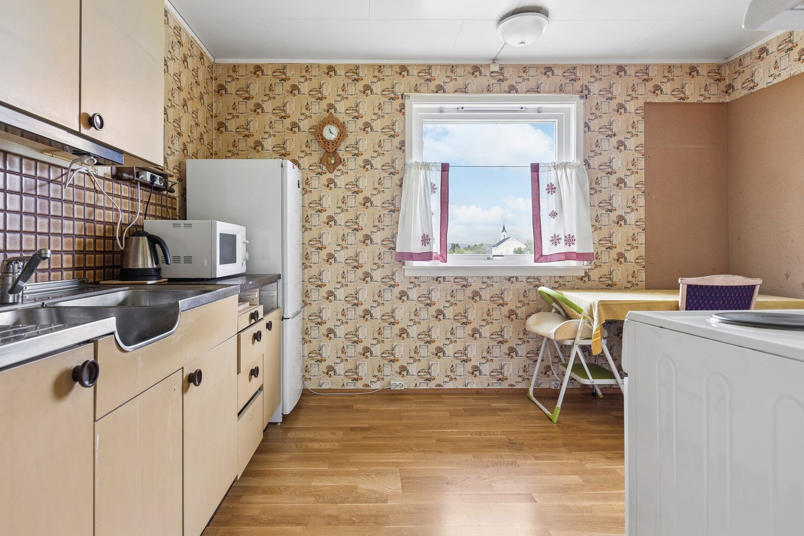 Ved kjøkkenvinduet kan du nyte frokosten til fin utsikt. Galleribilde