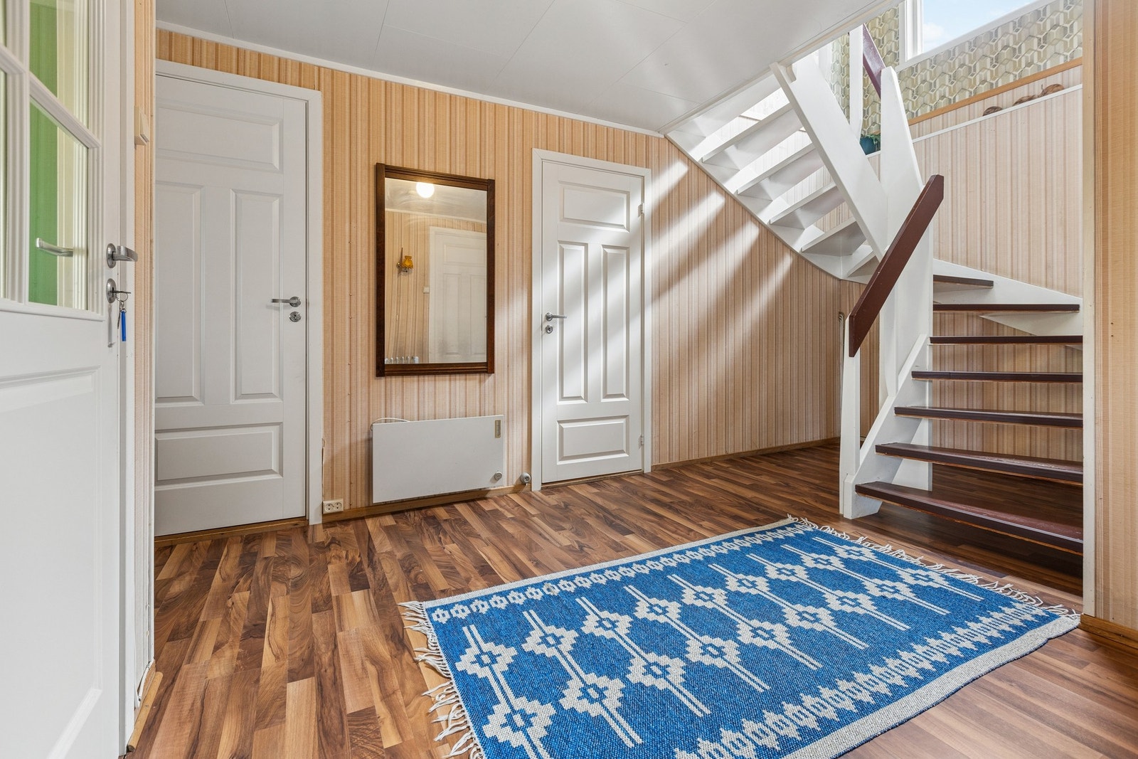 Fra gangen fører trappen deg opp til hovedetasjen. Galleribilde