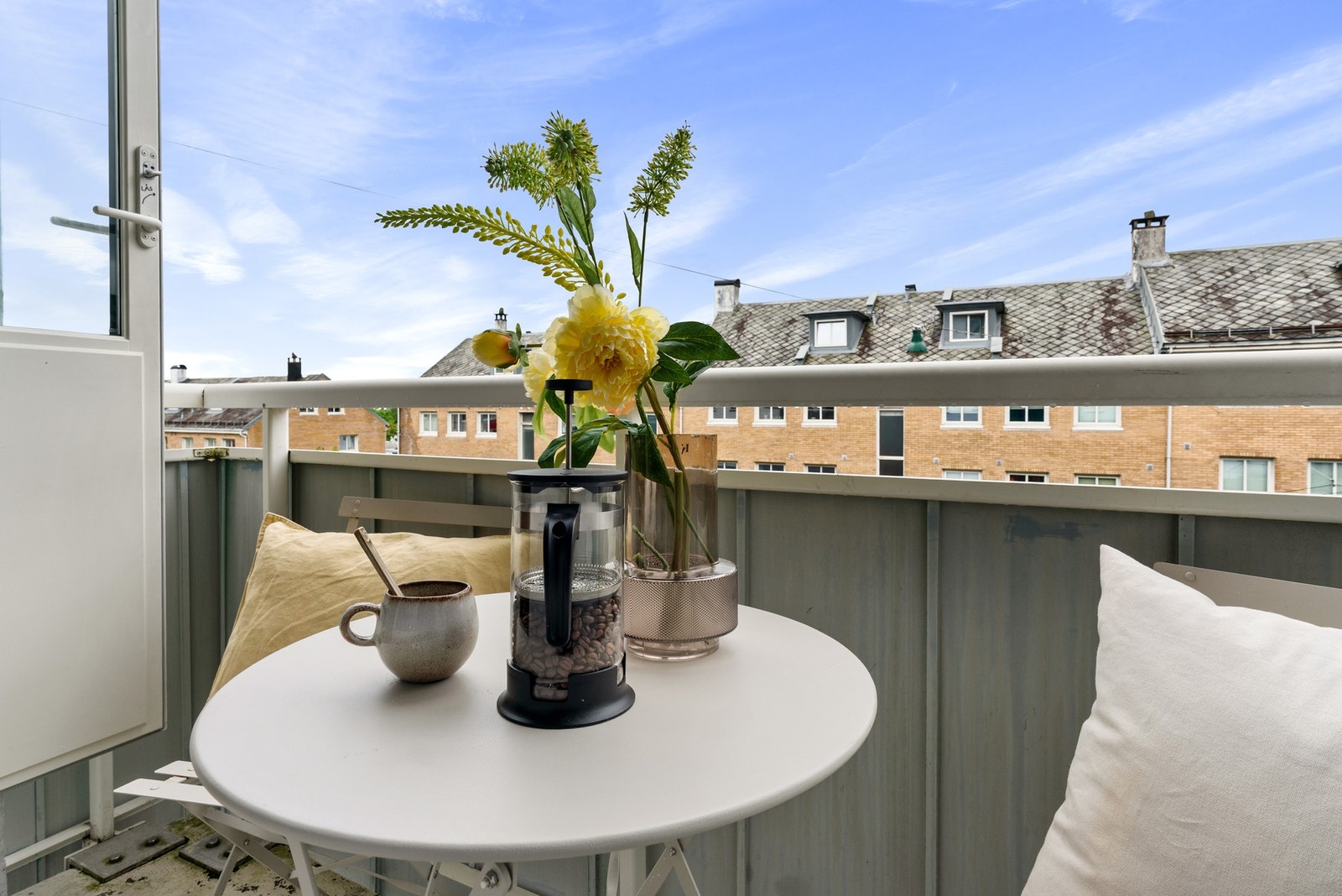 Altanen ligger vestvendt og har plass til kafébord og 2 stoler. Galleribilde