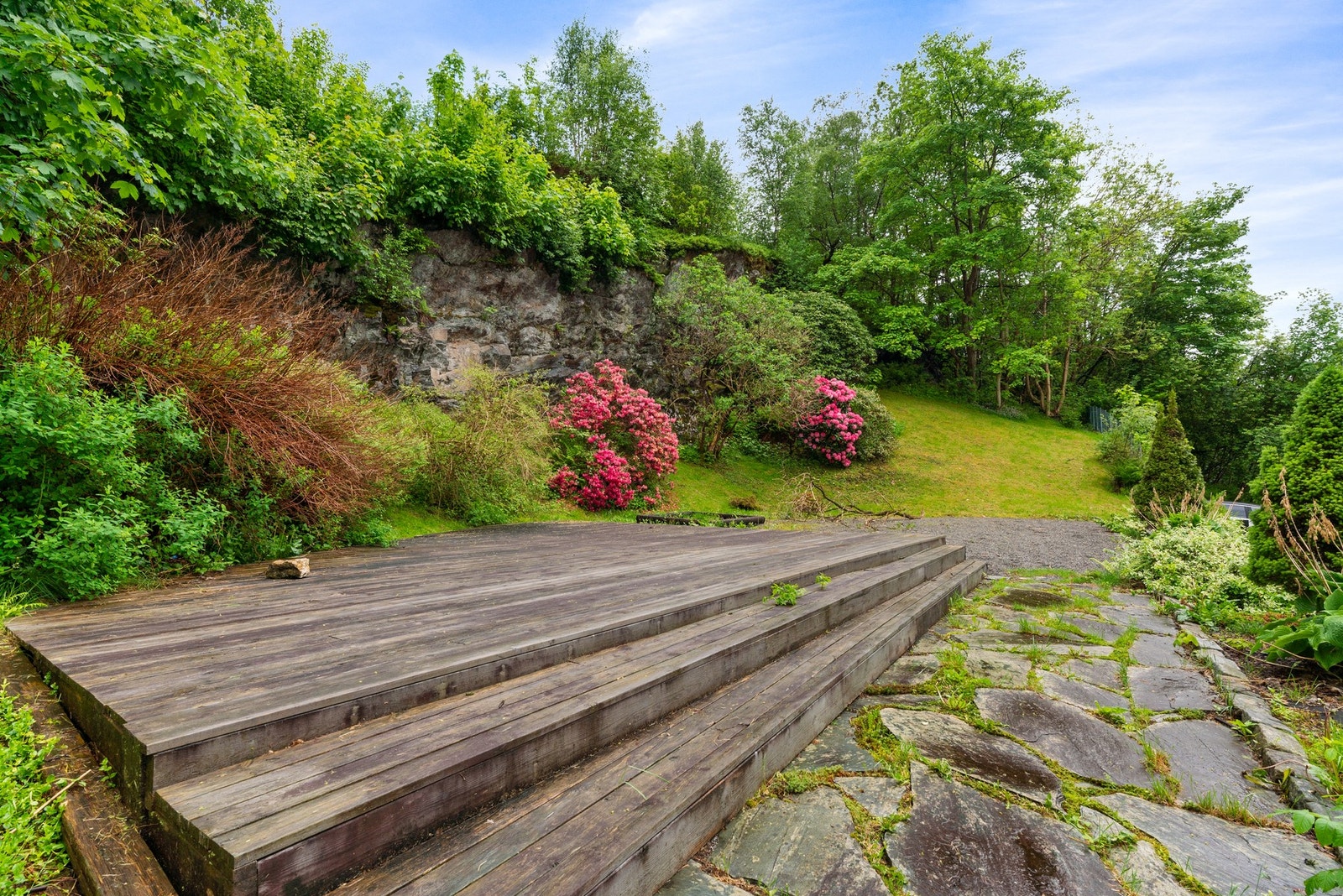 Tomten til boliglaget har et areal på 2.127 m² og er pent opparbeidet. Galleribilde